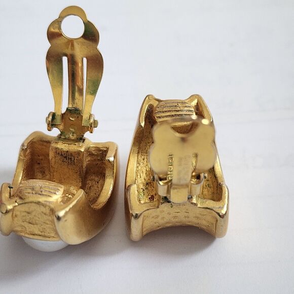 Givenchy Clip Earrings Chunky Door Knocker Oval Faux Pearl Hammered Goldtone VTG - Picture 12 of 14